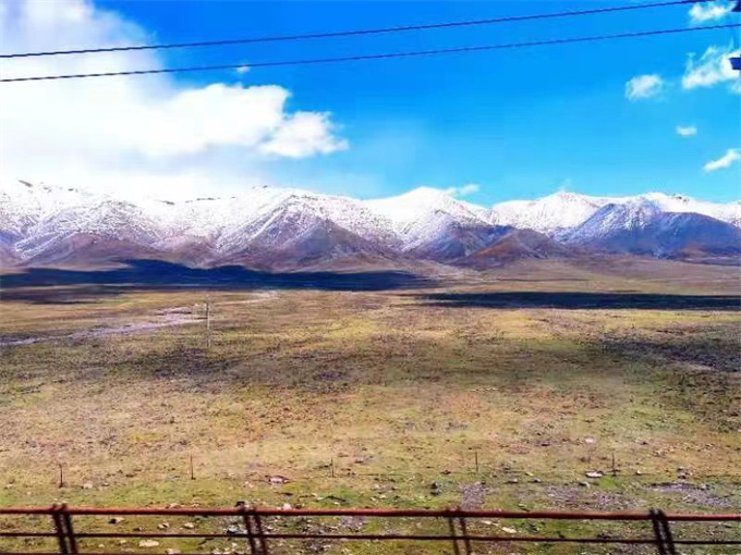 沿途的远方,是白皑皑的雪山,亦是一道美丽的风景线